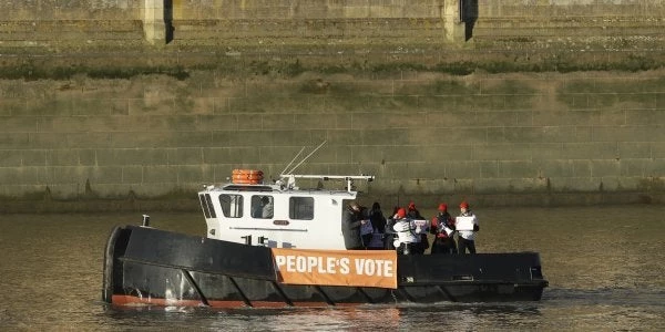 «Θρίλερ» με λαθρεπιβάτες που απειλούν με σιδηρολοστούς πλήρωμα πλοίου στον Τάμεση